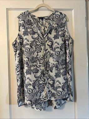 bobeau White & Navy Paisley Sleeveless Blouse